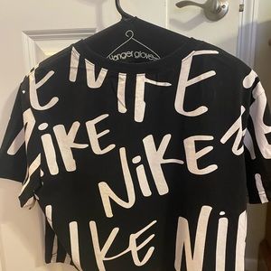 Womens Nike crop shortsleeve tee.